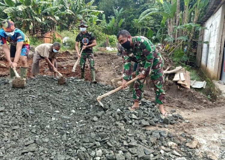 TNI dan Warga Gotong Royong Angkat Batu Split