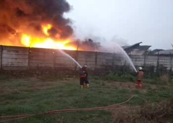 Pabrik Tiner Terbakar di Cukang Galih Terbakar