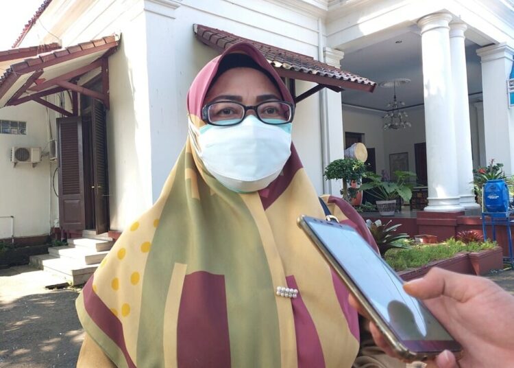 WAWANCARA–Kepala Dinkes Pandeglang, Raden Dewi Setiani, sedang di wawancara wartawan, di lingkungan Pendopo Bupati Pandeglang, Rabu (7/7/2021). (NIPAL SUTIANA/SATELIT NEWS)