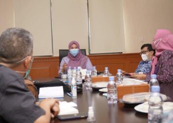 EVALUASI DAN KOORDINASI–Bupati Pandeglang, Irna Narulita, sedang memimpin rapat evaluasi dan koordinasi bersama jajarannya, di Kantor Bupati Pandeglang, Jumat (30/7/2021). (ISTIMEWA)