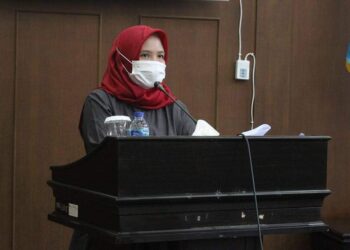 HADIRI RAPAT PARIPURNA DPRD–Psikolog yang juga anggota DPRD Pandeglang, Rika Kartikasari, di acara Rapat Paripurna DPRD Pandeglang, beberapa waktu lalu. (ISTIMEWA)