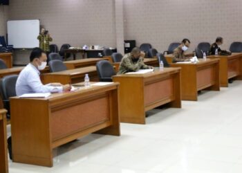 TES TULIS–Para peserta Calon Dirut LKM Kabupaten Pandeglang, sedang mengikuti tes, di Aula Setda Pandeglang, Kamis (15/7/2021). (NIPAL SUTIANA/SATELIT NEWS)