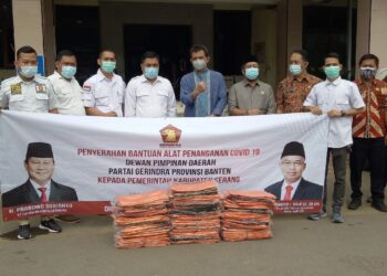 BANTUAN KANTONG JENAZAH–Dewan Pimpinan Cabang (DPC) Partai Gerindra Kabupaten Serang, menyalurkan bantuan 100 kantong jenazah ke Rumah Sakit Drajat Prawiranegara (RSDP) Serang, Kamis (22/7/2021). (SIDIK/SATELITNEWS.ID)