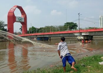 Warga Tangerang Berebut Cari Ikan Mabuk di Sungai Cisadane