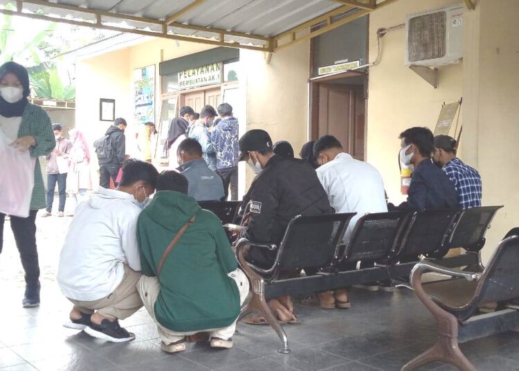 ANTREAN–Para pemohon kartu kuning, antre di loket Kantor Disnakertrans Kabupaten Serang. (DOKUMEN/SATELIT NEWS)