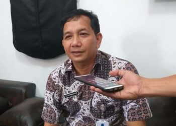 WAWANCARA - Kepala DPMPD Kabupaten Pandeglang, Doni Hermawan, sedang di wawancara, Selasa (6/7/2021). (NIPAL SUTIANA/SATELIT NEWS)