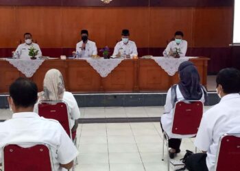 RAPAT PILKADES–Sekda Kabupaten Serang, Tubagus Entus Mahmud Sahiri (masker hitam), memimpin rapat Pilkades, Rabu (28/7/2021). (SIDIK/SATELITNEWS.ID)