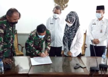 PINJAM PAKAI RUMAH DINAS SEKDA–Wabup Serang Pandji Tirtayasa dengan pihak RS Kencana, menandatangani surat pinjam pakai Rumah Dinas Sekda, untuk digunakan perawatan pasien Covid-19, Rabu (21/7/2021). (SIDIK/SATELITNEWS.ID)