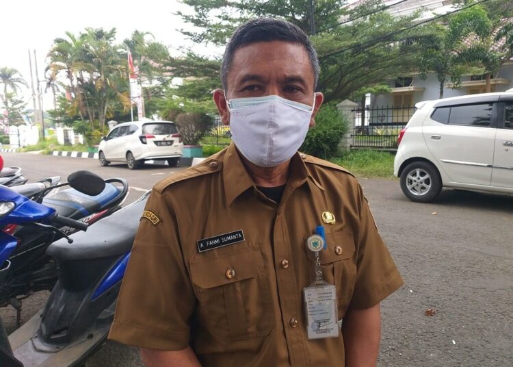 WAWANCARA–Kepala BKD Pandeglang, Ali Fahmi Sumanta, saat di wawancara wartawan di lingkungan Setda Pandeglang, Senin (30/8/2021). (NIPAL SUTIANA/SATELITNEWS.ID)