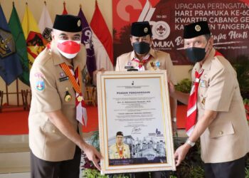 Zaki Iskandar Beri Penghargaan Tokoh Pramuka Masduki
