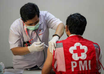 Potret Vaksinasi Tahap Ketiga Petugas PMI Kota Tangerang