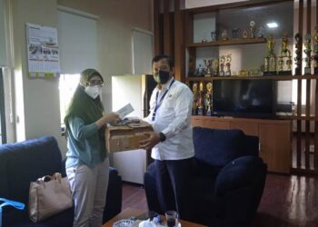 Dukung Tugas Satpol PP Kab Tangerang, LPKR Serahkan Bantuan Masker dan Vitamin C