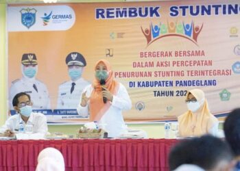 REMBUG STUNTING–Bupati Pandeglang, Irna Narulita, sambutan di acara rembuk stunting, di salah satu hotel di Pandeglang, Rabu (8/9/2021). (ISTIMEWA)