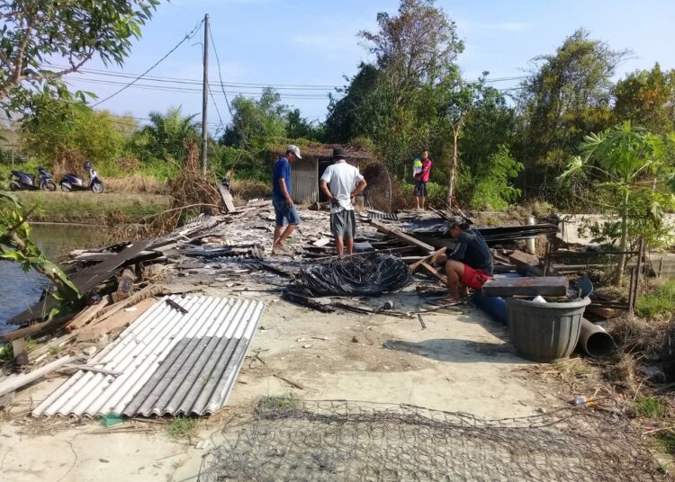 KEBAKARAN–Sebuah rumah kosong di Kampung Brebes RT 003 RW 001, Desa Mekarsari, Kecamatan Panimbang, Kabupaten Pandeglang, hangus terbakar, sekitar pukul 03.99 WIB (dini hari), Rabu (22/9/2021). (ISTIMEWA)