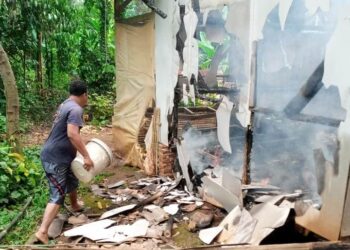 PEMADAMAN–Seorang warga berusaha memadamkan api, yang membakar rumah Anis Sutiani (32), warga Kampung Bangbayang, RT 10 RW 02, Desa Waringin, Kecamatan Mancak, Kabupaten Serang, Minggu (12/9/2021). (SIDIK/SATELITNEWS.ID)