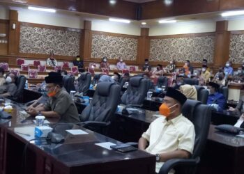 RAPAT PARIPURNA–Sejumlah kursi anggota dewan terlihat kosong, saat Rapat Paripurna DPRD Kabupaten Serang, Kamis (16/9/2021). (SIDIK/SATELITNEWS.ID)
