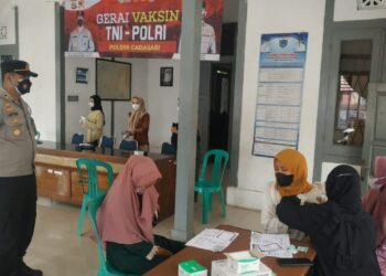 VAKSIN–Warga Kecamatan Cadasari, sedang disuntik vaksin Covid-19, di Aula Kecamatan Cadasari, Jumat (22/10/2021). (ISTIMEWA)