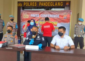 Pihak Polres Pandeglang bersama jajaran Humas Polda Banten sedang Press Conference kasus dugaan Korupsi DD di Mapolres Pandeglang, Rabu (27/10/2021). (ISTIMEWA)