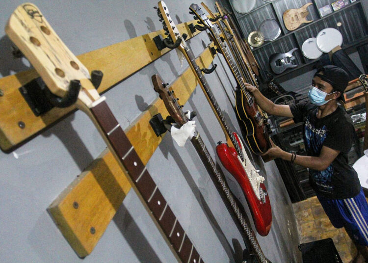 Potret Produksi Gitar Listrik di Ciputat, Tangerang Selatan