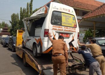 Mobil Keliling Pelayanan Pajak Daerah, milik Bapenda Kabupaten Pandeglang, rusak dan tak dapat digunakan, Senin (4/10/2021). (ISTIMEWA)