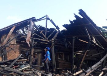 KEBAKARAN–Ketua KSB Pandeglang, Beni Madsira, sedang meninjau kondisi rumah korban kebakaran, Sabtu (16/10/2021). (ISTIMEWA)