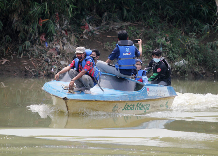 Potret Penanaman Pohon dan Operasi Bersih di Kawasan Sungai Cisadane