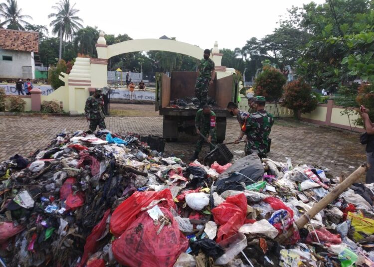 Truk Sampah Tangsel Dipaksa Buang Muatan di Kantor Lurah