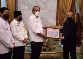 Wabup Serang, Pandji Tirtayasa, didampingi Sekda Kabupaten Serang Tubagus Entus Mahmud Sahiri, menerima piagam penghargaan dari Ditjen Perbendaharaan Provinsi Banten, Rabu (27/10/2021). (ISTIMEWA)