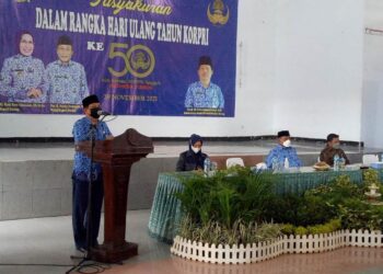 Ketua Dewan Pengurus Korpri Kabupaten Serang, Tubagus Entus Mahmud Sahiri, menyampaikan sambutan di acara peringatan HUT Korpri ke 50 tingkat Kabupaten Serang, Senin (29/11/2021). (ISTIMEWA)