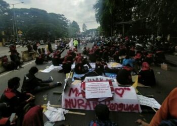 Buruh Blokir Jalan dan Ancam Mogok, Jalan MH Thamrin Macet Parah