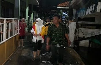 TERGENANG AIR: Anggota DPRD Tangsel  Yanto Ulay dan Eva Puspita saat kunjungi lokasi banjir di Pondok Betung, Pondok Aren. jarkasih