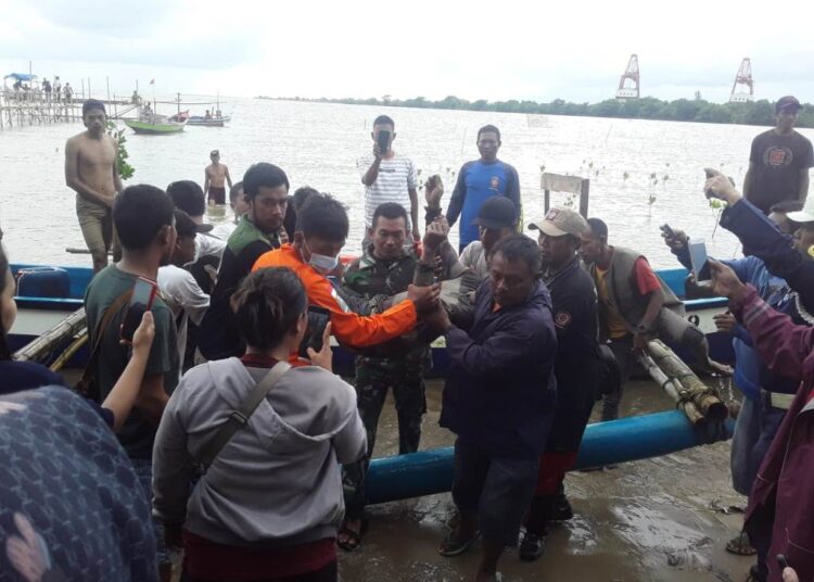 DITEMUKAN–Korban tenggelam di Pantai Kharisma, dievakuasi ke daratan dan kemudian dievakuasi ke rumah duka untuk dimakamkan, Minggu (28/11/2021). (ISTIMEWA)