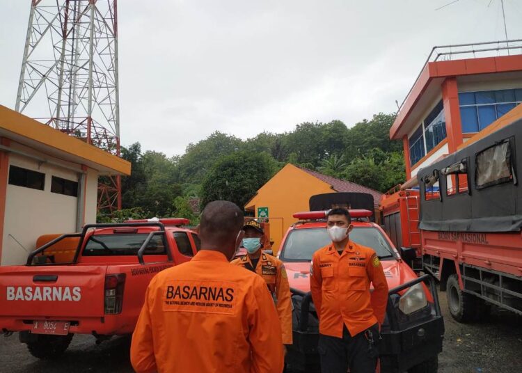 Kantor SAR Banten, mempersiapkan personel dan peralatan untuk melakukan pencarian nelayan yang hilang digulung ombak, di Pantai Kharisma, Pandeglang, Minggu (28/11/2021). (ISTIMEWA)