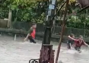 Sejumlah anak tampak sedang beramain di genangan air hujan. salah satunya adalah korban yang ditemukan  meninggal dunia