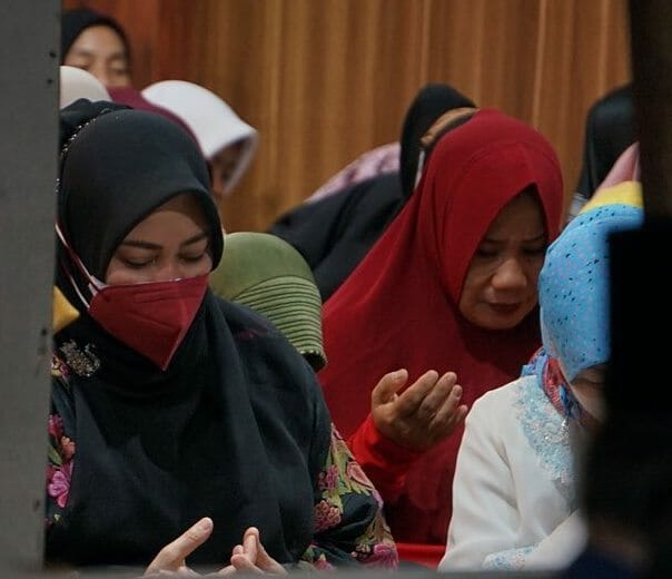 Bupati Pandeglang, Irna Narulita, menghadiri acara Maulid Nabi Muhammad SAW , di Ponpes Nurul Huda AL Atqia, Rabu (1/12/2021) malam. (ISTIMEWA)