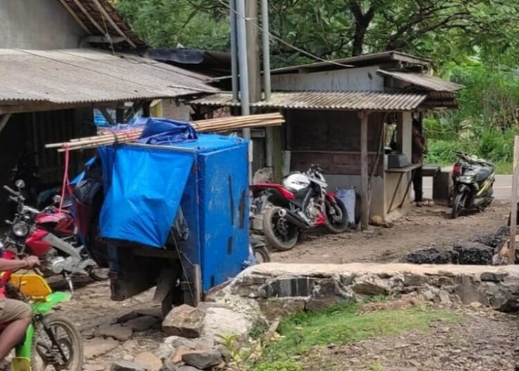 Pondasi rumah dibuat hingga menghalagi jalan umum di Desa Cigeulis, Kecamatan Cigeulis, Kabupaten Pandeglang. (ISTIMEWA)