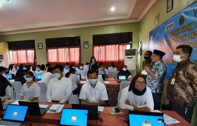 Pj Sekda Pandeglang, Taufik Hidayat, didampingi Kepala BKD Pandeglang, Ali Fahmi Sumanta, menyampaikan arahan kepada para peserta SKB CPNS, di SMPN 1 Karang Tanjung, Jumat (10/12/2021). (ISTIMEWA)