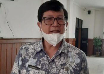 Asda I Bidang Pemerintahan Setda Pandeglang, Ramadani, sedang di wawancara wartawan di lingkungan gedung DPRD Pandeglang, beberapa waktu lalu. (DOKUMEN/SATELITNEWS.ID)