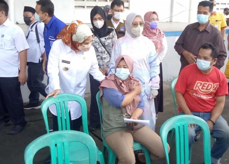 Bupati Serang Ratu Tatu Chasanah, berbincang dengan seorang warga yang telah melaksanakan vaksinasi, belum lama ini. (ISTIMEWA)