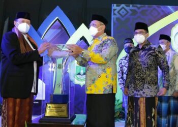 Gubernur Banten, Wahidin Halim serahkan piala kepada Wali Kota Tangsel, Binyamin Davnie, Sabtu (11/12/2021) malam. (ISTIMEWA)