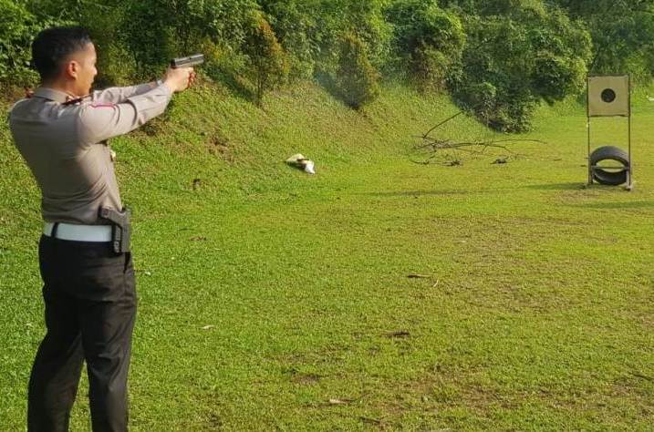 Seorang personel Polda Banten, sedang berlatih menembak. (ISTIMEWA)