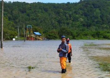 Banjir merendam Kampung Kajaroan RT 001 RW 004, Desa Ranca Sanggal, Kecamatan Cinangka, Kabupaten Serang, Rabu (1/12/2021), yang diakibatkan meluapnya aliran Sungai Cidanau. (ISTIMEWA)