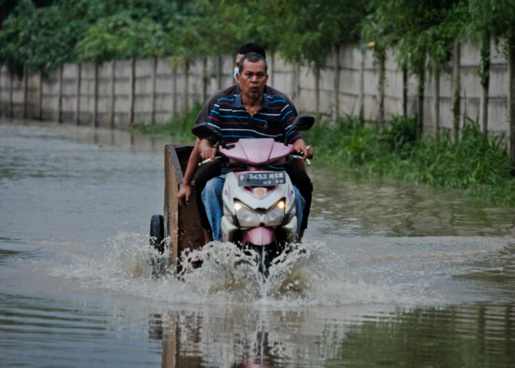 Foto Banjir di Jalan Pasar Kemis Akibat Luapan Kali