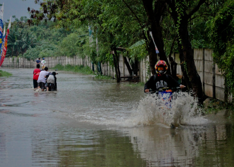 Foto Banjir di Jalan Pasar Kemis Akibat Luapan Kali