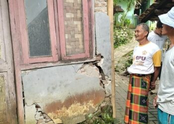 Rumah rusak akibat peristiwa pergerakan tanah, di Kampung Kadu Embe, Desa Parigi, Kecamatan Saketi, Kabupaten Pandeglang. (DOKUMEN)