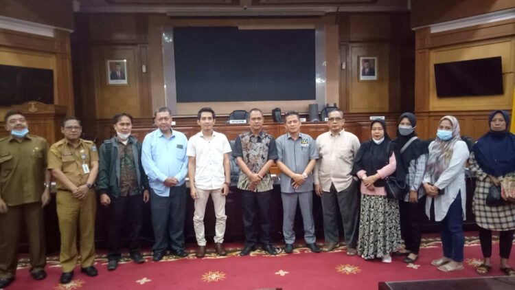 Ketua Tim Likuidasi PT LKM Ciomas, Ahmad Syarifudin (mengenakan kemeja biru) foto bersama dengan Anggota DPRD Kabupaten Serang dan Para Nasabah, usai audiensi. (SIDIK/SATELITNEWS.ID)