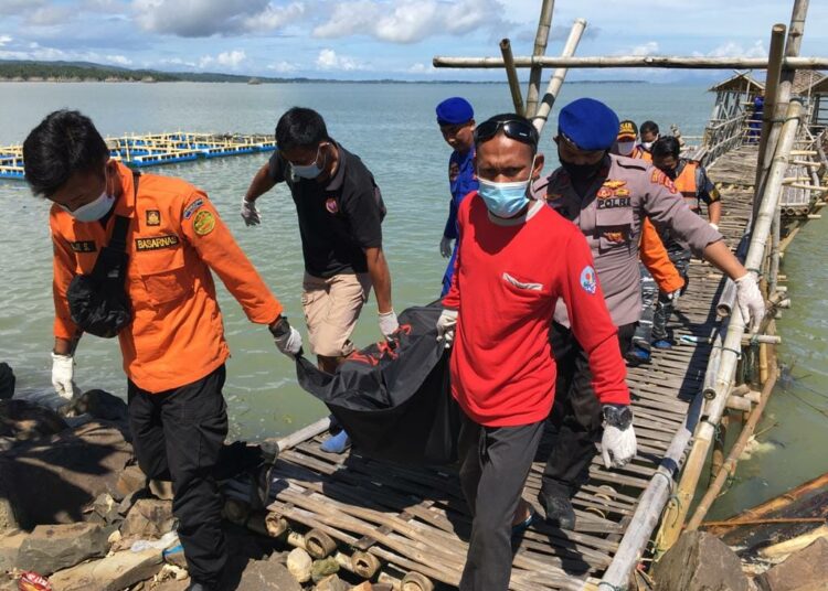 EVAKUASI–Tim SAR Gabungan, mengevakuasi jasad korban kapal tenggelam ke pesisir Teluk Labuan, untuk kemudian dibawa ke rumah duka, Kamis (9/12/2021). (ISTIMEWA)