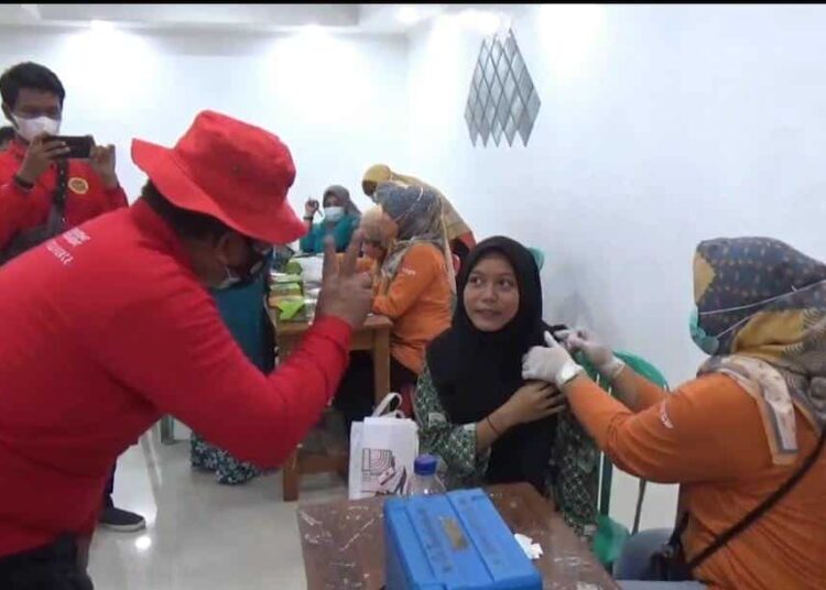 Kepala BIN Daerah Banten, Brigjen TNI Cahyono Cahya Angkasa, sedang meninjau vaksinasi di Mathlaul Anwar Pusat Menes, beberapa waktu lalu. (ISTIMEWA)