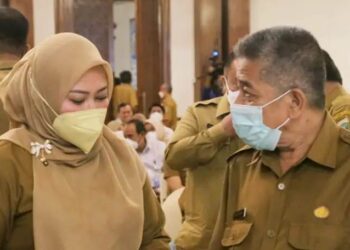 Bupati Pandeglang, Irna Narulita, berbincang dengan Kepala Bappeda Pandeglang, Utuy Setiadi, sesaat sebelum mengikuti rapat rancangan awal RKPD Banten, di salah satu hotel di Tangerang, Selasa (14/12/2021). (ISTIMEWA)