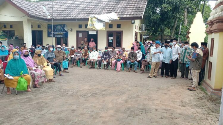 Sejumlah warga Mancak, Kabupaten Serang, sedang mengantre hendak divaksin. (ISTIMEWA)